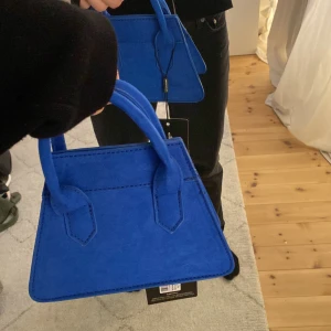 Väska - Supersöt blå minibag från pretty little thing med prislapp kvar. 