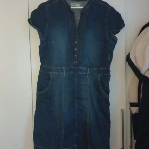 Jeans klänning  - Snygg klänning i jeans