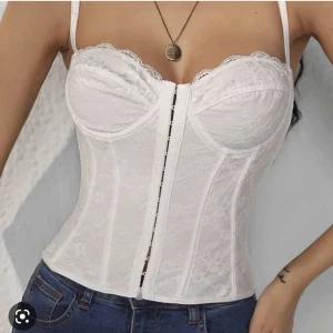 Korsett - Säljer den populära sheintoppen då den ej var min stil. Storlek L men passar en M!