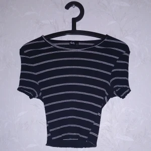 Stretchig crop top - Storlek M men passar även L. Stretching och bekväm. 