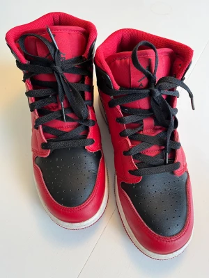 Air Jordan 1 Mid - Air Jordan 1 Mid storlek 38,5.  Använda endast fåtal gånger.  Färg: Svart/Röd Original 