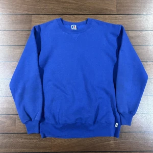 Russel Blank blå - Snygg vintage Russel sweatshirt i storlek XL! Bara att skriva om du undrar över något🙏