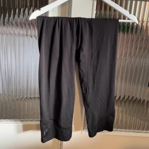 Skidunderställ - Peak performance skidunderställ. Slutar i höjd med skidstrumpor. Knappt använda, nyskick. St S. Nypris ca 700:-