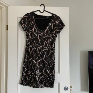 Klänning med paljetter  - Snygg paljettklänning, aldrig använd! 