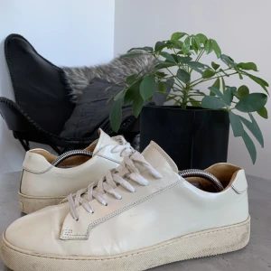 Tiger of Sweden skor 42 - Tja! Säljer dessa riktigt feta skor som är perfekta till våren från märket Tiger of Sweden i storlek 42.  Skick 7/10 Pris är diskuterbart 😊