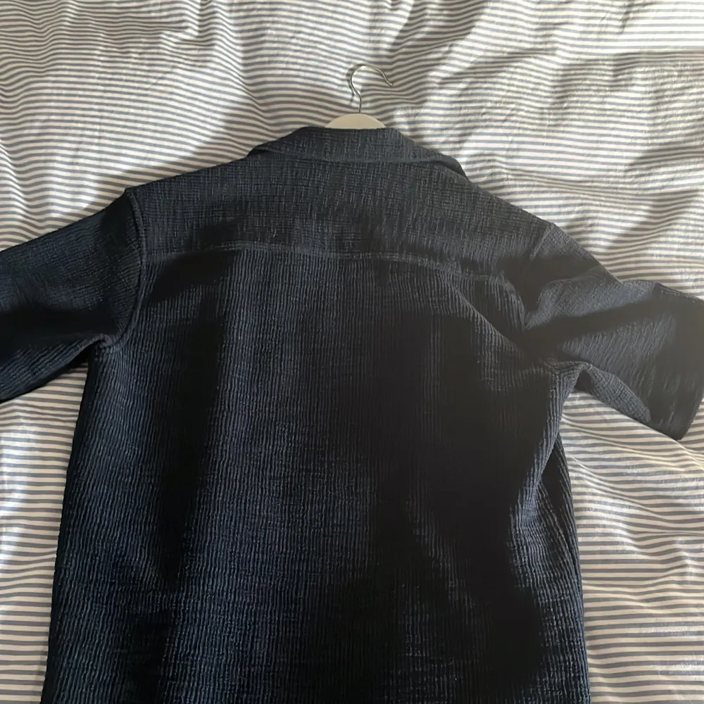 En kortärmad skjorta från Zara som är perfekt till sommaren. Den är i storlek S och är helt ny och oanvänd.. Skjortor.