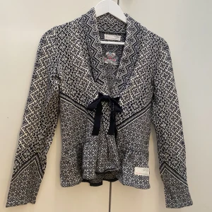 Odd Molly  - Säljer min fina Odd Molly kofta som tyvärr inte kommit till så mycket användning. Väldigt fint skick på koftan. Storlek 1 motsvarar ungefär s/xs. Ny pris 1699kr Köparen står för frakten ❣️ 