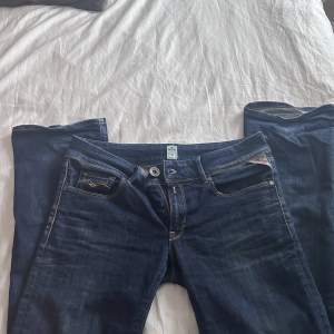 Jättesnygga lågmidjade jeans med broderi på baksidan! Från Replay i storlek 30, skriv om ni har frågor💕💕 pris kan diskuteras