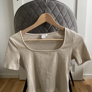 Topp - Ord.pris 150kr 