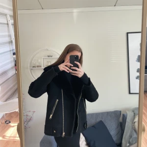 Vinterjacka  - Säljer denna fina vinterjacka i mockaimitation från HM, storlek 38 men passar mig bra som brukar ha 36 🫶🏻