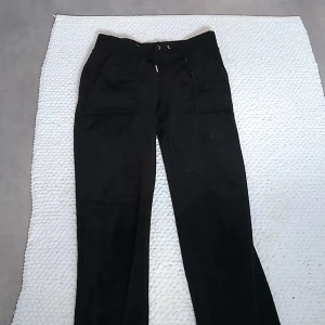Juicy säljes billigt!! - Fina juicy byxor måste få sålt snabbt strl xs svarta i väldigt fint skick köpa för 1200 kr säljer för 500 kr. Kan sänkas vid snabb affär 