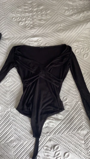Svart body  - Säljer denna bodyn från Nelly då jag ej använder den, den är ca 1 år gammal därav priset. 