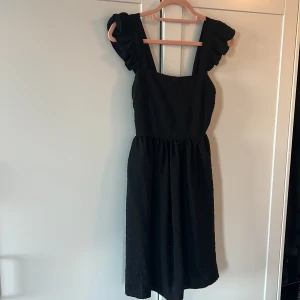 Sommarklänning  - Supersöt sommarklänning. Har använt den en gång. Vill man se ut som en söt marshmallow ska man ha denna ❤️🥰 Passar xs och small. Köpt i Spanien ☀️