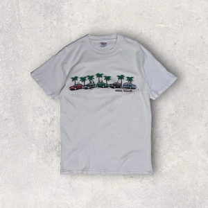 Maui Tee - 00’s - PTP: 50 cm, length: 75 cm. If you are interested in the item please DM first. 