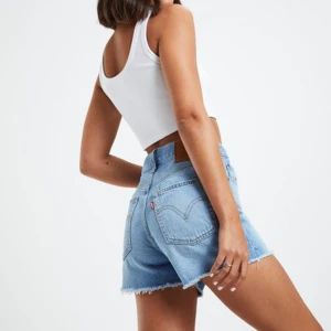Levis ribcage shorts - Intressekoll på mina oanvända Levis shorts köpta på Carlings sommaren 2022. Storlek 27 (jag har vanligtvis strl xs/s) men de passar nog om man är båda större eller mindre i storlek beroende på hur man vill att de ska sitta. Skriv för fler bilder💖💘💘