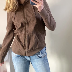 Zip hoodie - Brun zip hoodie med batik mönster, köpt second hand men är i jätte bra skick och helt oanvänd av mig!❤️