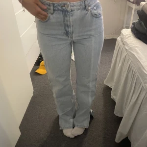 Lågmidjade jeans med slits  - Säljer dessa snygga lågmidjade jeansen med slits från nakd i storlek 38 💕 aldrig använt 