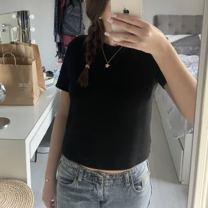 Stickad T-shirt  - Super snygg stickad tröja från zara som inte säljs längre☺️är mer en xs/s än L 