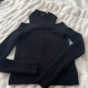 Stickad tröja - Svin snygg stickad tröja som är öppen vid axlarna🤩 från Nakd 