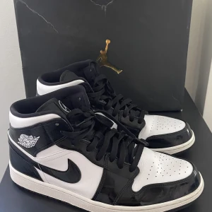 Jordan 1 mid, ”Carbon Fiber” - Ett par stilrena Jordan 1’s i storlek 47. Nya säljs för runt 600€. De är sparsamt använda och i bra skick. Pris kan diskuteras!