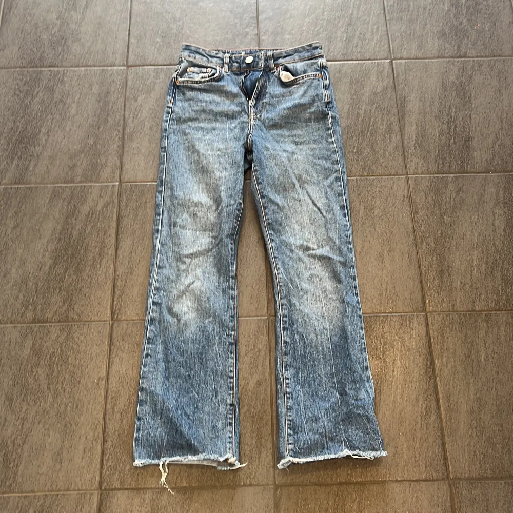 Säljer mina Gina Tricot jeans då dem inte kommit till användning💓Passar bra  på mig (jag är 160)💞. Jeans & Byxor.