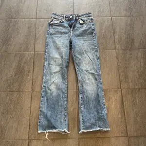 Säljer mina Gina Tricot jeans då dem inte kommit till användning💓Passar bra  på mig (jag är 160)💞