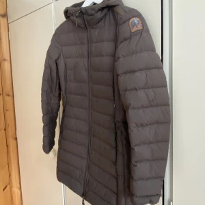 Parajumper irene - Parajumper jacka i modellen Irene Färgen är grå/brun Nypris 4500 Säljer för 1500