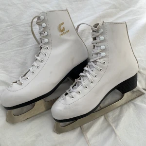 Vita skridskor 36 - Skenorna är lite skitiga annars jätte fina skridskor för 100 spenn