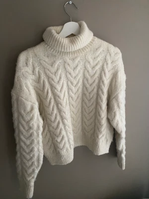 Stickad tröja  - Säljer min stickade tröja från Lindex då den inte kommer till användnin. Säljs för 150 kr  