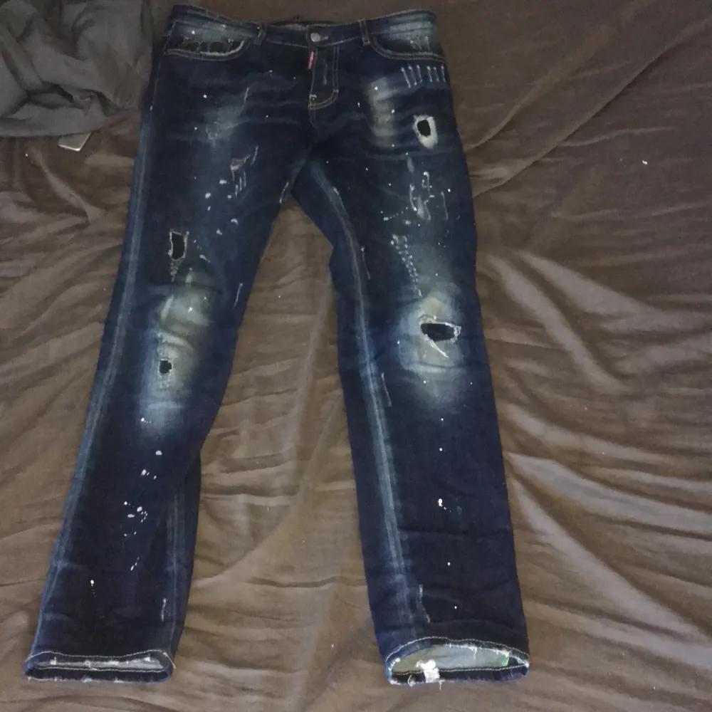 Säljer mitt par Dsquared byxor för mycket bra pris!. Jeans & Byxor.