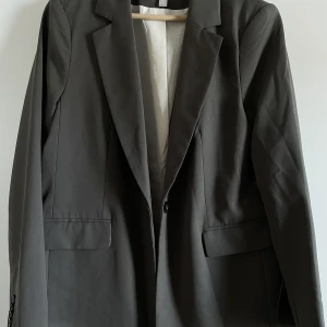 Oversized kavaj - Endast testad!! Färgen är rätt svår att beskriva men skulle säga brun/grön. Ser vintage ut. 