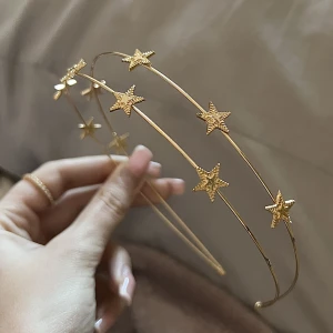 Diadem stjärnor  - Superfint diadem från asos med stjärnor på! Lite slitningar men inget man tänker på när den används, därav priset 🤍🤍 använd gärna köp nu!❣️