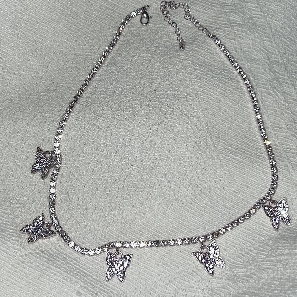 Super unikt halsband från ASOS fullt med kristaller! Helt slutsålt ❤️ använd gärna köp nu!!🥳silvrig kedja som skiftar i kall rosa! OANVÄNT!. Accessoarer.