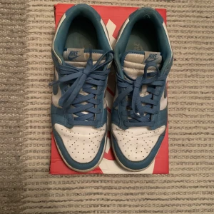 Unc dunk  - Säljes dessa dunks i storlek 44. Nypris 4700kr. Rätt slitna men går ändå att piffa till👍🏻🔥