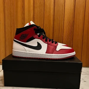 AIR JORDAN 1 MID - Air Jordan Mid (Chicago 2020) White/gym red-black  Använd varsamt fåtal gånger 