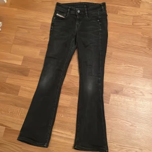Svarta Diesel Jeans - Säljer mina lågmidjade svarta diesel jeans för att det har blivit för små. Köpte dem i höstas. De är i storlek 24 och fint skick. Står inte för postens slarv och frakt tillkommer. Utropspris 400kr💕