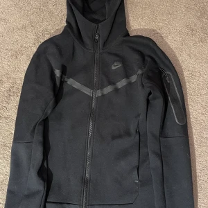 Nike tech fleece - Nike tech fleece i hel svart. Ordenarie pris  1350kr. Ny skick 10/10. 