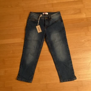 Korta piratbyxor.  - Dessa byxor har alldrig bilit använda och har lappen kvar