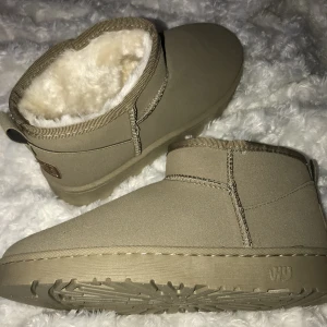 Korta Uggs OANVÄNDA✨ - Helt nya korta Uggs i färgen mörk beige, imiterande mocka på utsidan med foder på insidan. Storlek 39 (känns som 38). Aldrig använt, för små för mig 