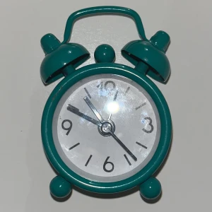 Mini klocka - Säljer en mini klocka. På baksidan kan man ändra visarna. Den bähöver LR43 batterier 