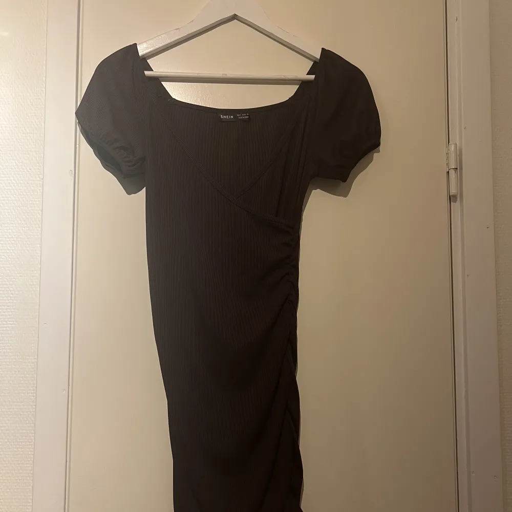 En brun kläning från SHEIN, storlek S. Klänningar.