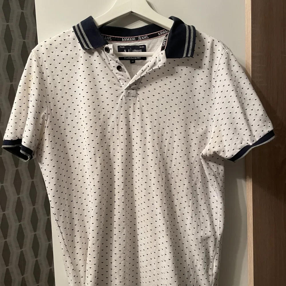 Gammal Kortärmad skjorta från Armani storlek S . T-shirts.