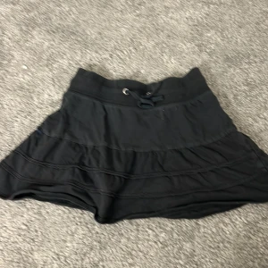 Mini skirt - Dena är perfekt för att ha över bad kläderna i sommaren och tar lite plats(man får den tvättat och stryckt)