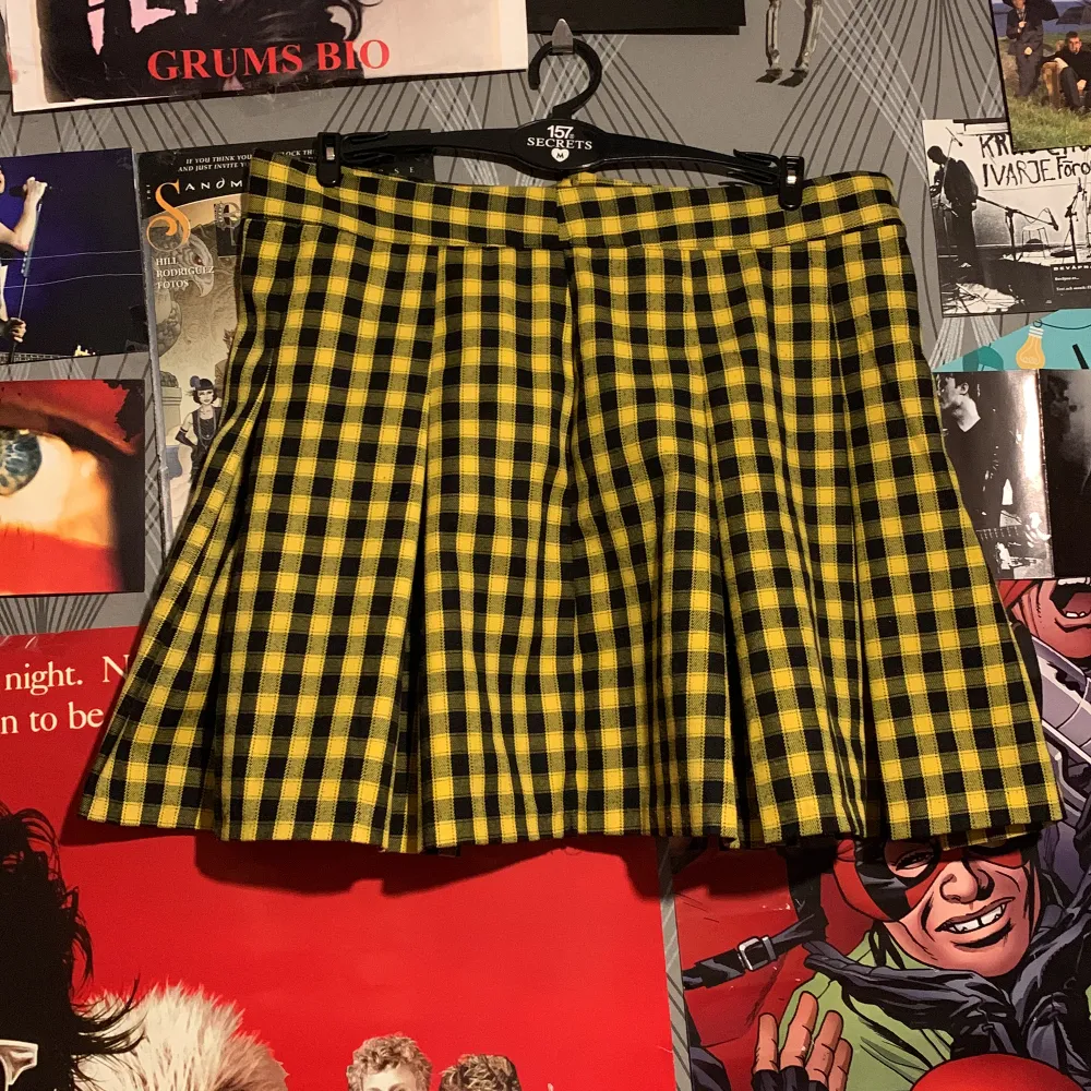 Pleated black and yellow skirt . Kjolar.