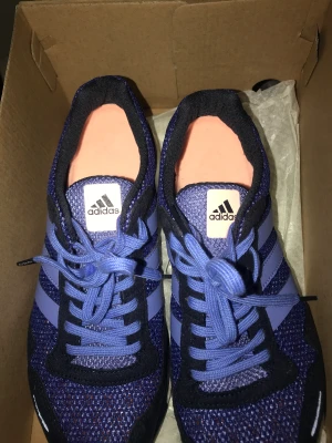 Löpar skor - Använd en gång Storlek 40  men passar 38/39 Skoförpackningen är även med!  Köpt på löparband