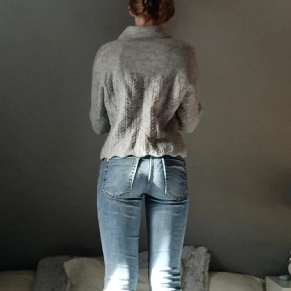 Supersnygg grå stickad tröja i storlek S. Använd 1 gång♥️(mina bilder). Stickat.