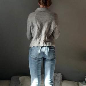 Supersnygg grå stickad tröja i storlek S. Använd 1 gång♥️(mina bilder)