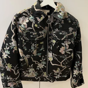 Vårjacka h&m - Supersnygg, unik jacka från H&M. Strl 34, men oversized. Skicka meddelande för fler bilder! Köpare står för frakt! 