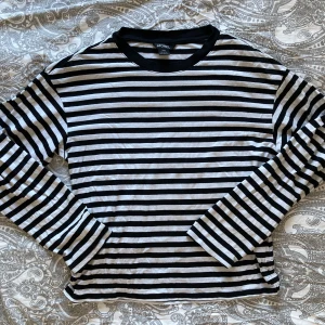 Randig tröja - Tröja från monki. Använt men fint skick. Storlek XXS men sitter mer som en XS/S