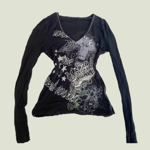 Svart topp med tryck - Superfin tröja med tryck, endast använd ett fåtal gånger och är därför i mycket bra skick! Osäker på storlek men passar mig som bär XS/S. Tror även den sitter bra på någon som vanligtvis bär M. Kontakta mig för fler bilder 🖤